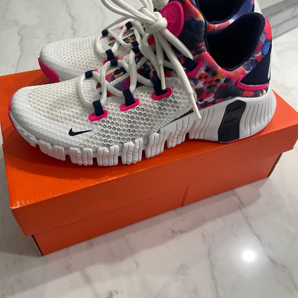 Nike Free Metcon 4 in Summit White and Blackened Blue